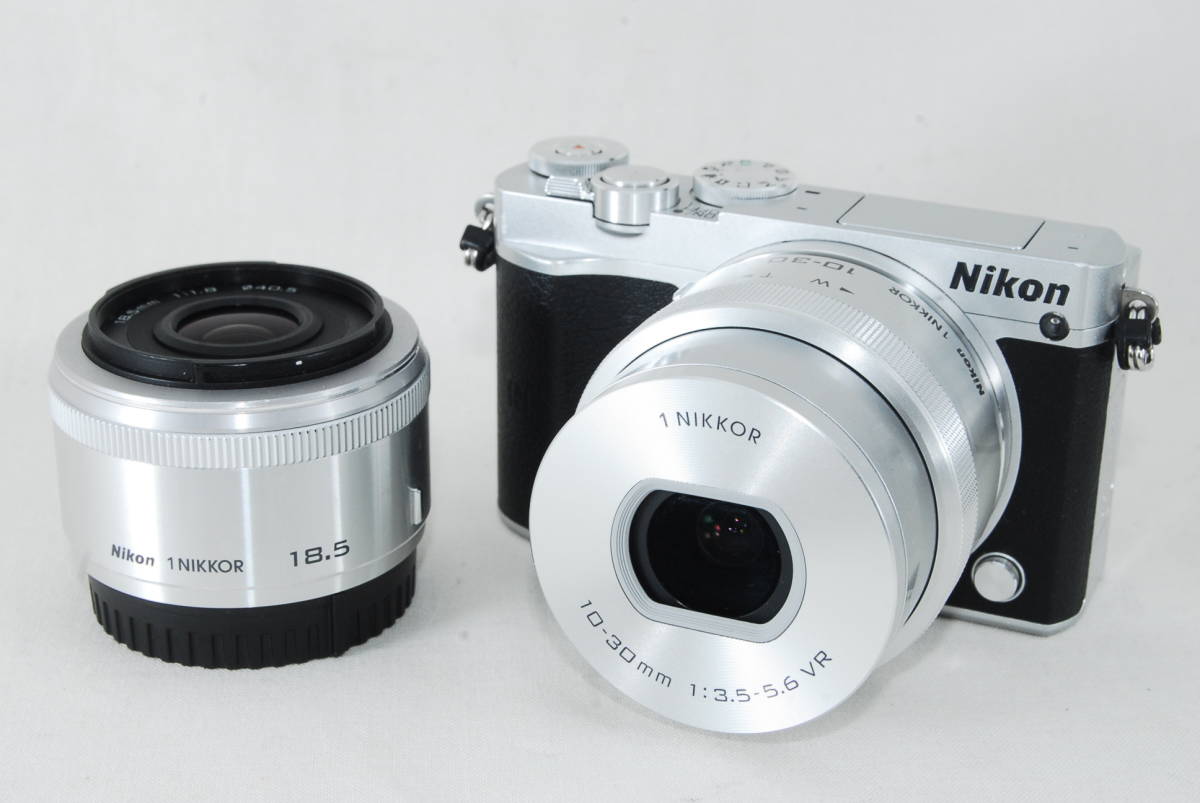 ☆決算特価商品☆ 1 ニコン ☆2198ショット☆Nikon J5 大人気機種 タッチパネル 1 Nikon ニコン J5 シルバー ダブルレンズキット デジタルカメラ
