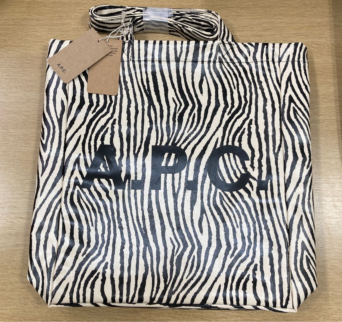 【 大感謝セール】ジャケット/アウターA.P.C. Lou トートバッグ ゼブラ アーペーセー APC zebra ロゴ www