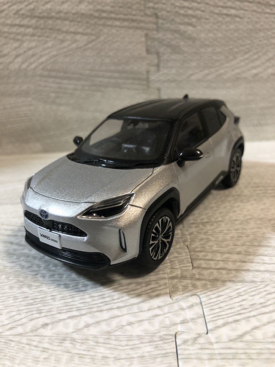 1/30 トヨタ 新型ヤリスクロス YARIS CROSS ハイブリッド カラーサンプル ミニカー 非売品 2トーン ブラックxシルバーメタリック_画像1