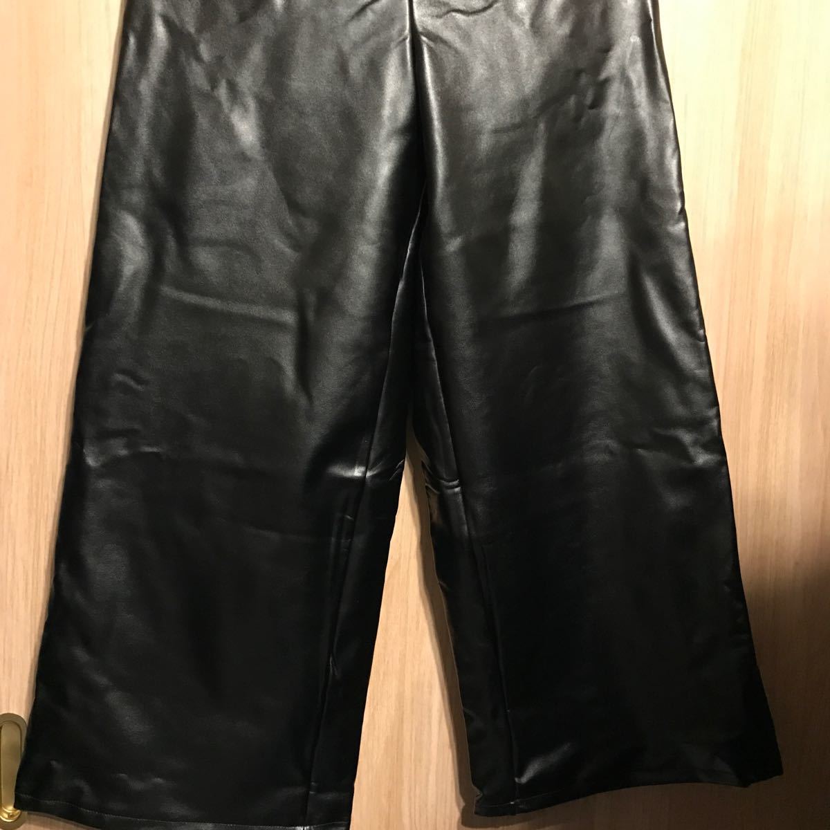 Tuche フェイクレザー　ワイドパンツ　新品　M