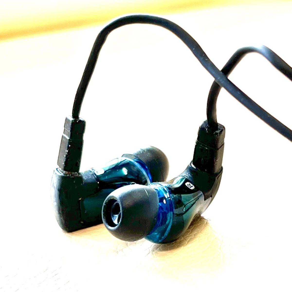 【Ultimate Ears】 Triple. fi 10pro アルティメットイヤーズ TF10 本体 純正ケーブル2本 純正ケース 純正付属品付き 最安値販売 2本付属品付き ネックレス