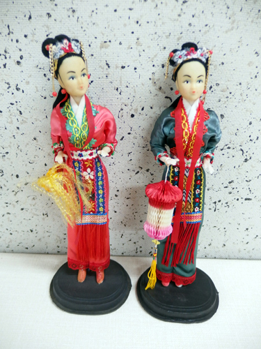 0910196a【中国 民族人形 2体セット】中古品/全長27cm程/※汚れやスレ、グラつきや劣化有り_画像1