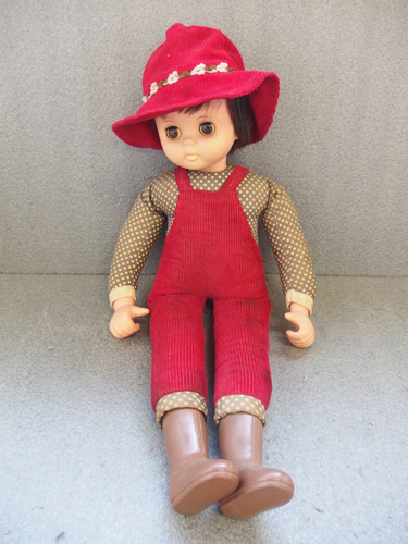 200222a JAPAN刻印有 スリープアイ SALE 56%OFF 脚長人形 福袋 ボーイッシュな女の子 全長57cm程 赤いオーバーオールに帽子 昭和レトロ 中古品