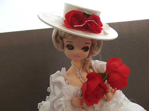 0310251s【昭和レトロ ポーズ人形】白いドレス/赤い薔薇/H55.6cm/中古品_画像2