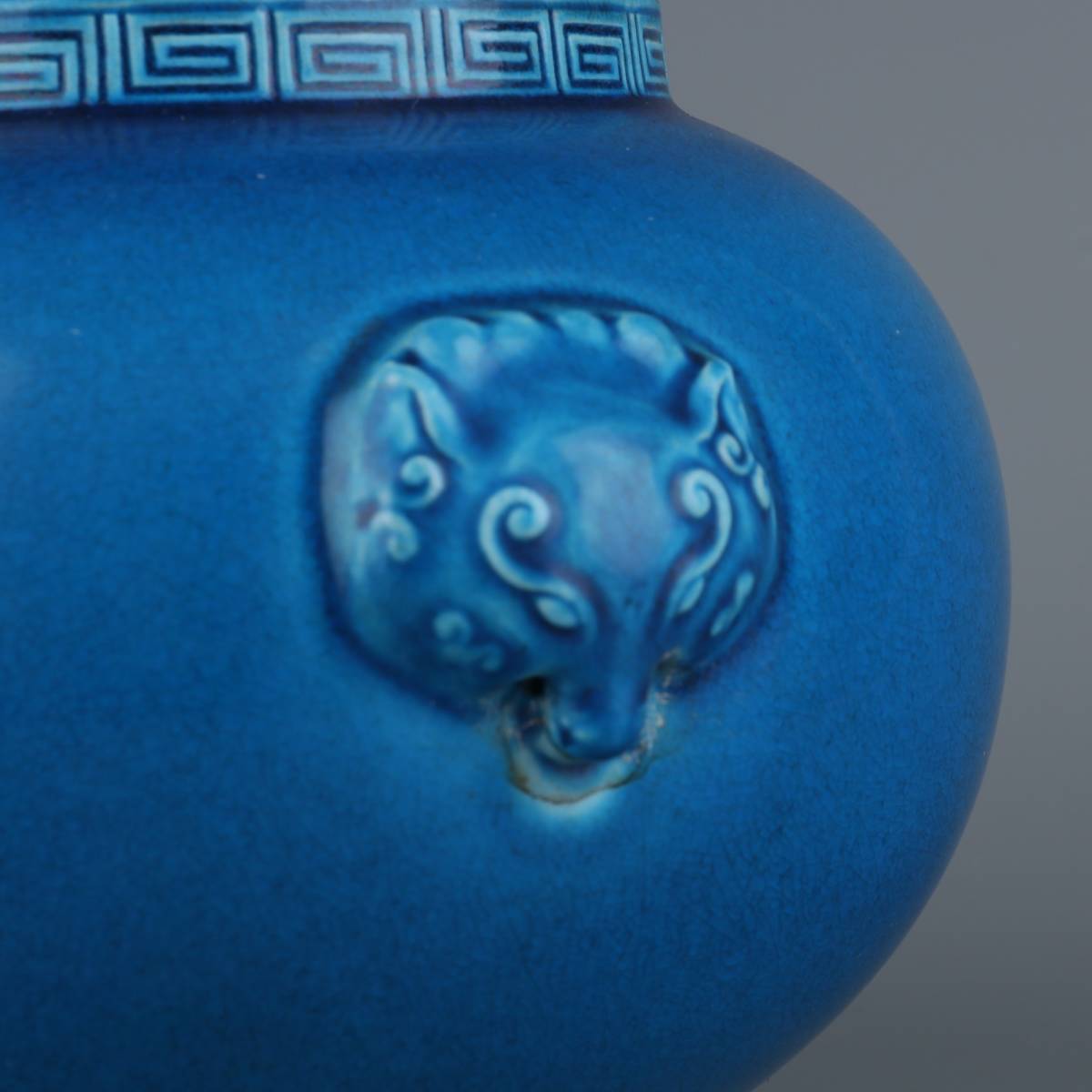 本物の『清・乾隆年製款・古陶磁器・孔雀藍釉回紋獣耳罐』極細工・古賞 