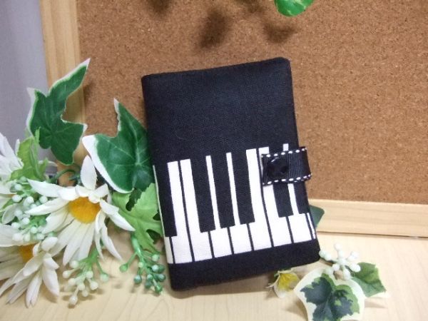 ピアノ鍵盤柄カードケース 清楚 永遠の定番モデル 上品 在庫限り 大人の女性にも A