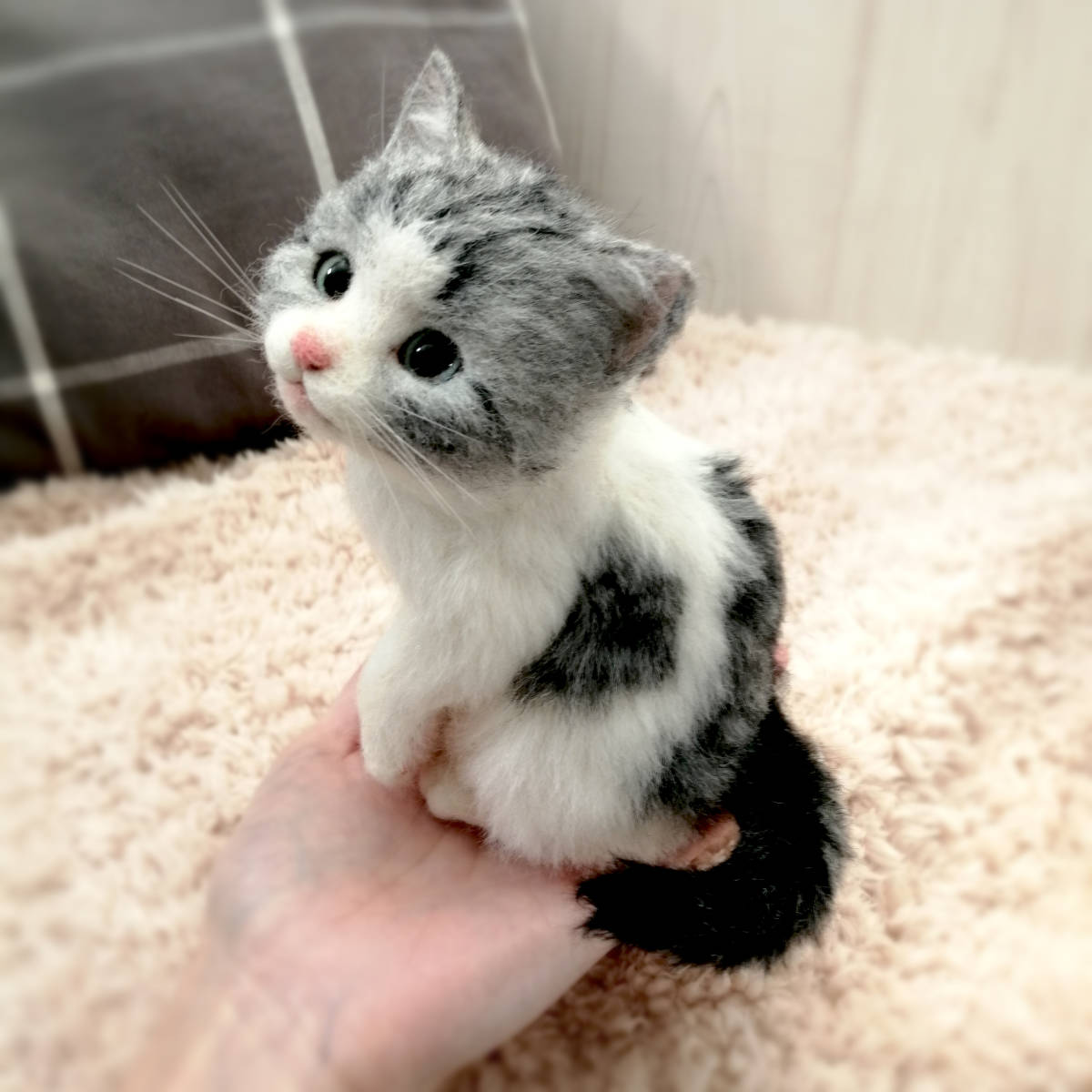 sora 羊毛フェルト サバ白 子猫 お座り 猫 置物_画像6