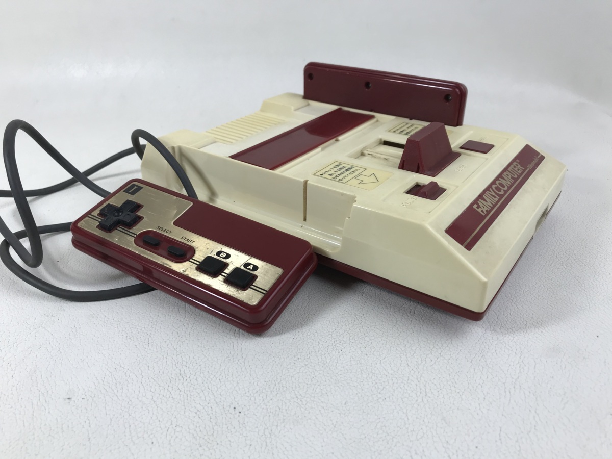 激安価格の 任天堂 C ジャンク 箱付き 角ボタン Nintendo FC 本体 ファミコン 初代 - 本体