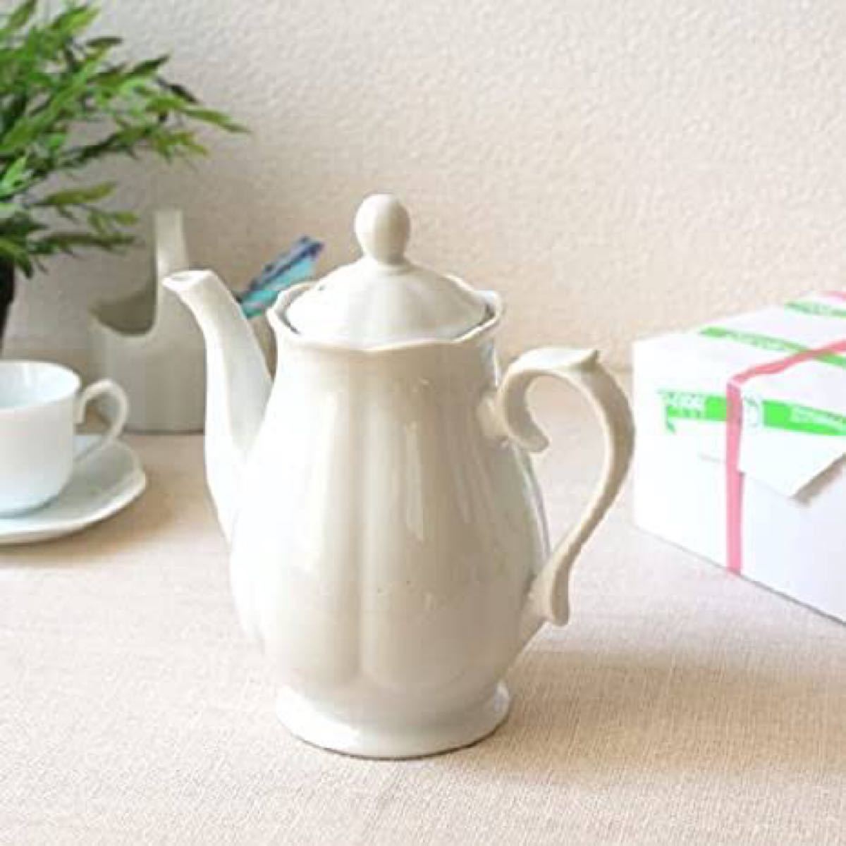 新品未使用 シンプル可愛いティーポット 白 ホワイト 陶器 磁器 新品未使用 シンプル可愛いティーポット 白 ホワイト 陶器 磁器