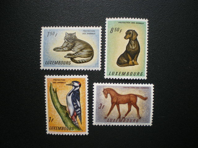 ルクセンブルク大公国発行 ダックスフントとネコやアカゲラや馬など動物保護切手 ４種完 未使用_画像1