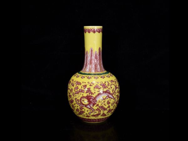 瓏 陶磁器 黄地釉里紅龍紋天球瓶 大清乾隆年製 染付 安い割引 蔵出 古賞物 置物擺件 安売り 古美術