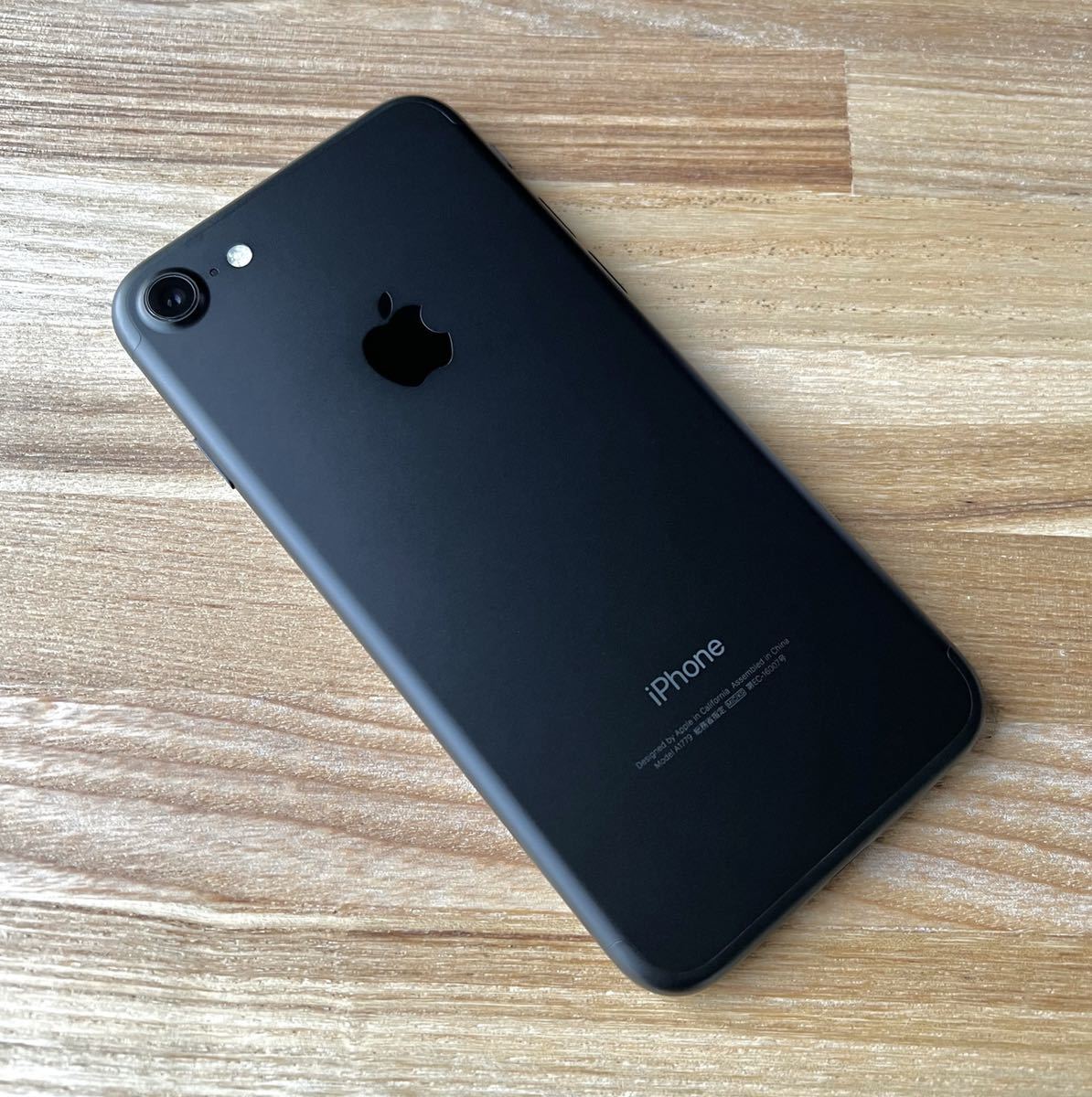 ヤフオク! - Apple iPhone 7 32GB ブラック（MNCE2J/A）Apple...
