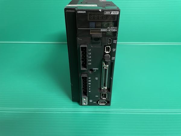 ◇定価196,900円の品物◇【136】OMRON 　オムロン　R88D-KT08H ACサーボドライバ サーボアンプ　_画像3