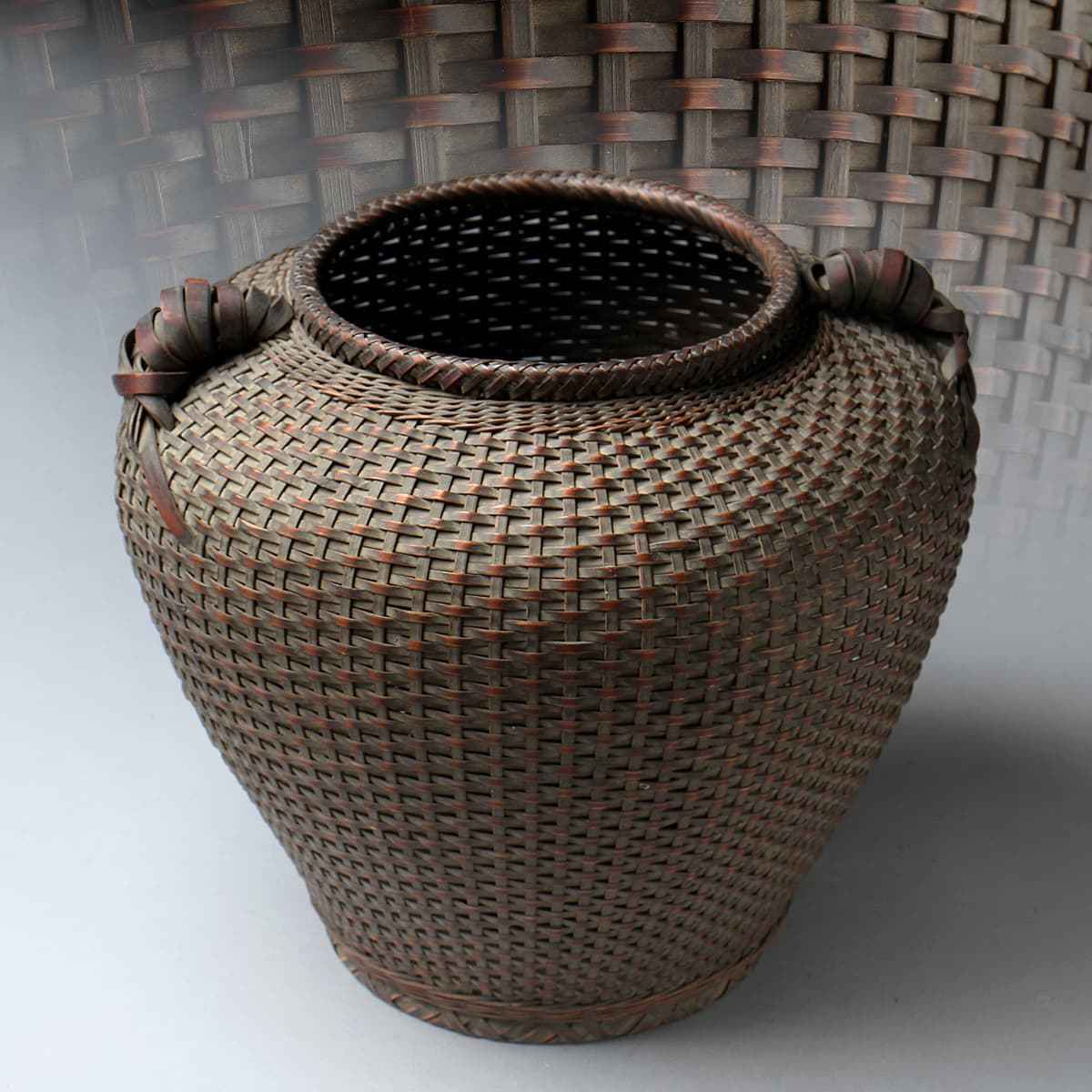 HT706 時代物煤竹編花籃・網代編花籠高23.5cm 竹落し付・煤竹編籠花入