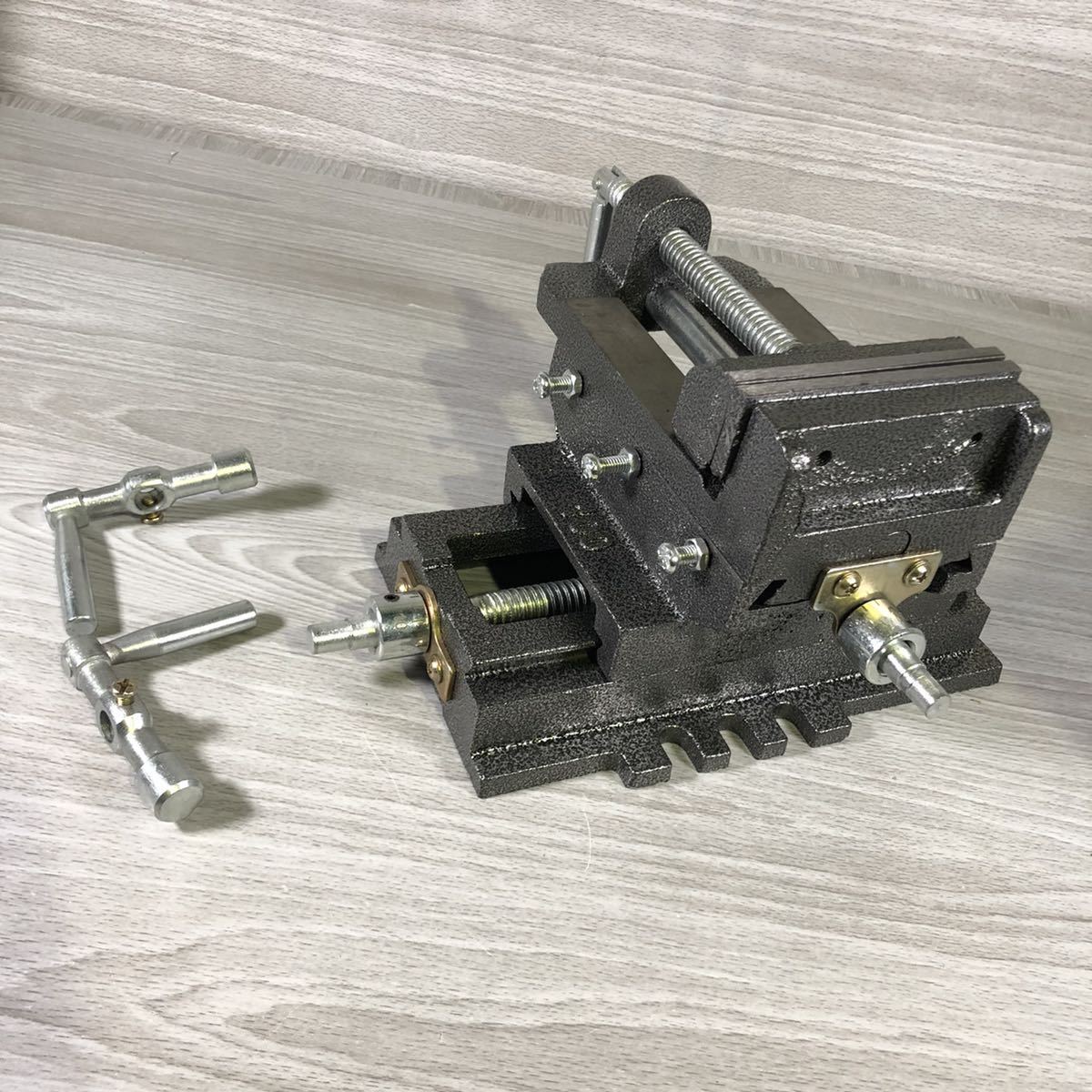 市場 HFS ベンチバイス 作業台 口幅:100mm 360度回転 R 万力 最大開口:75mm 市場 HFS ベンチバイス 作業台 口幅:100mm 360度回転 R 万力 最大開口:75mm