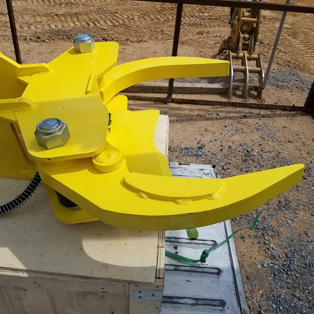 オートエース建機 ウッドグラップルカッター 孟宗竹 木材 一発でカット運ぶが出来