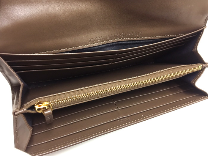 FENDI 二つ折り長財布 コンチネンタルウォレット ズッカ柄 ブラウン 型