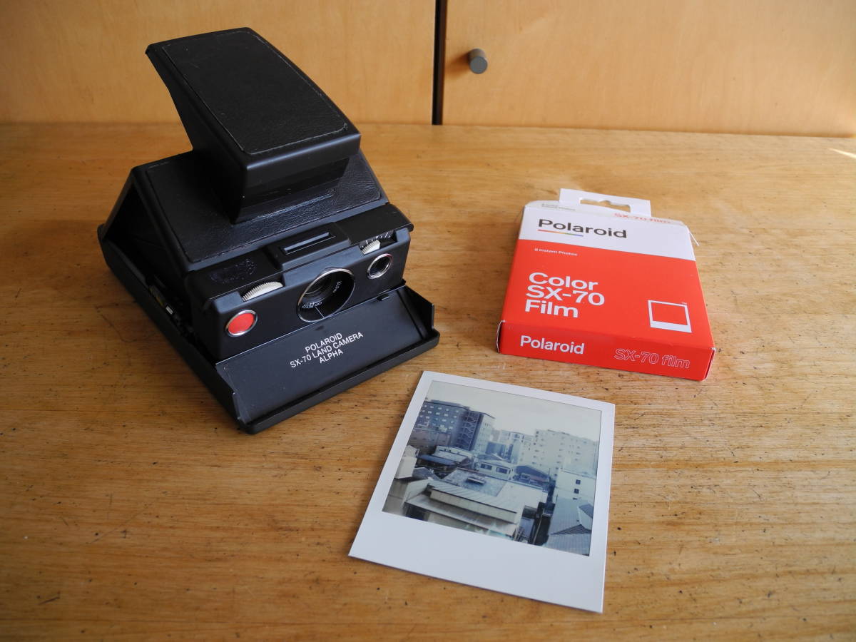 名機、ポラロイド SX70 カメラ ブラック黒色です。 マニュアル式の