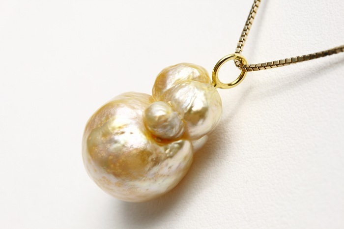  south . White Butterfly pearl pearl pendant top 19×14mm natural Gold color K18 made 