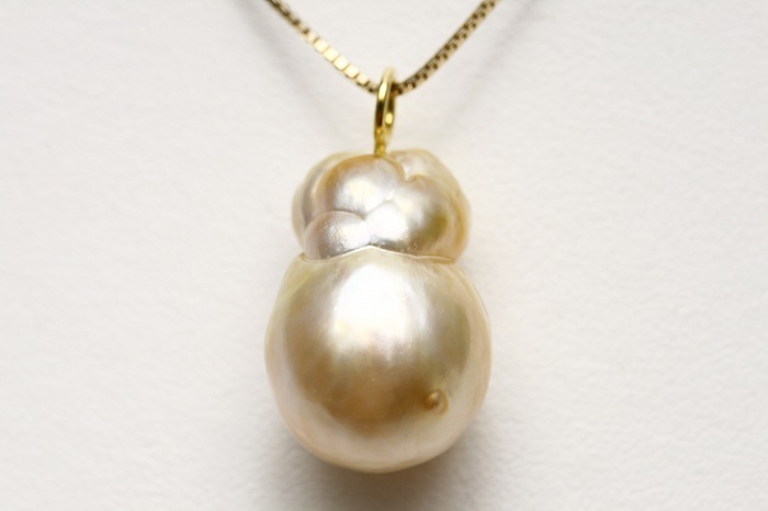 south . White Butterfly pearl pearl pendant top 19×14mm natural Gold color K18 made 