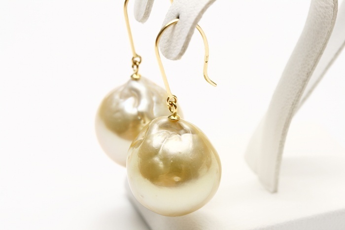  south . White Butterfly pearl pearl hook earrings 15mm natural Gold color K18 made 