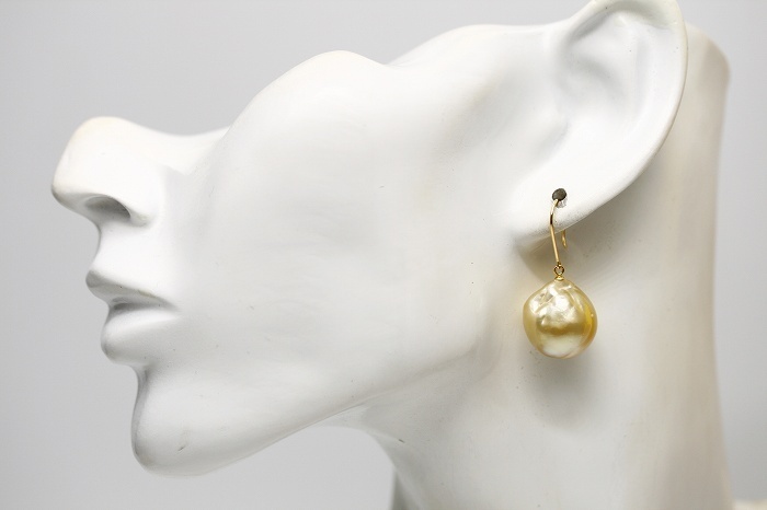  south . White Butterfly pearl pearl hook earrings 15mm natural Gold color K18 made 