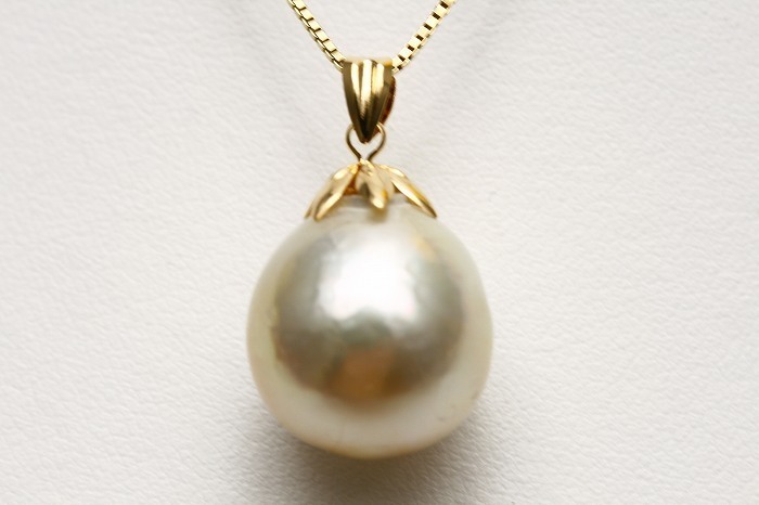 south . White Butterfly pearl pearl pendant top 15mmUP natural Gold color K18 made 