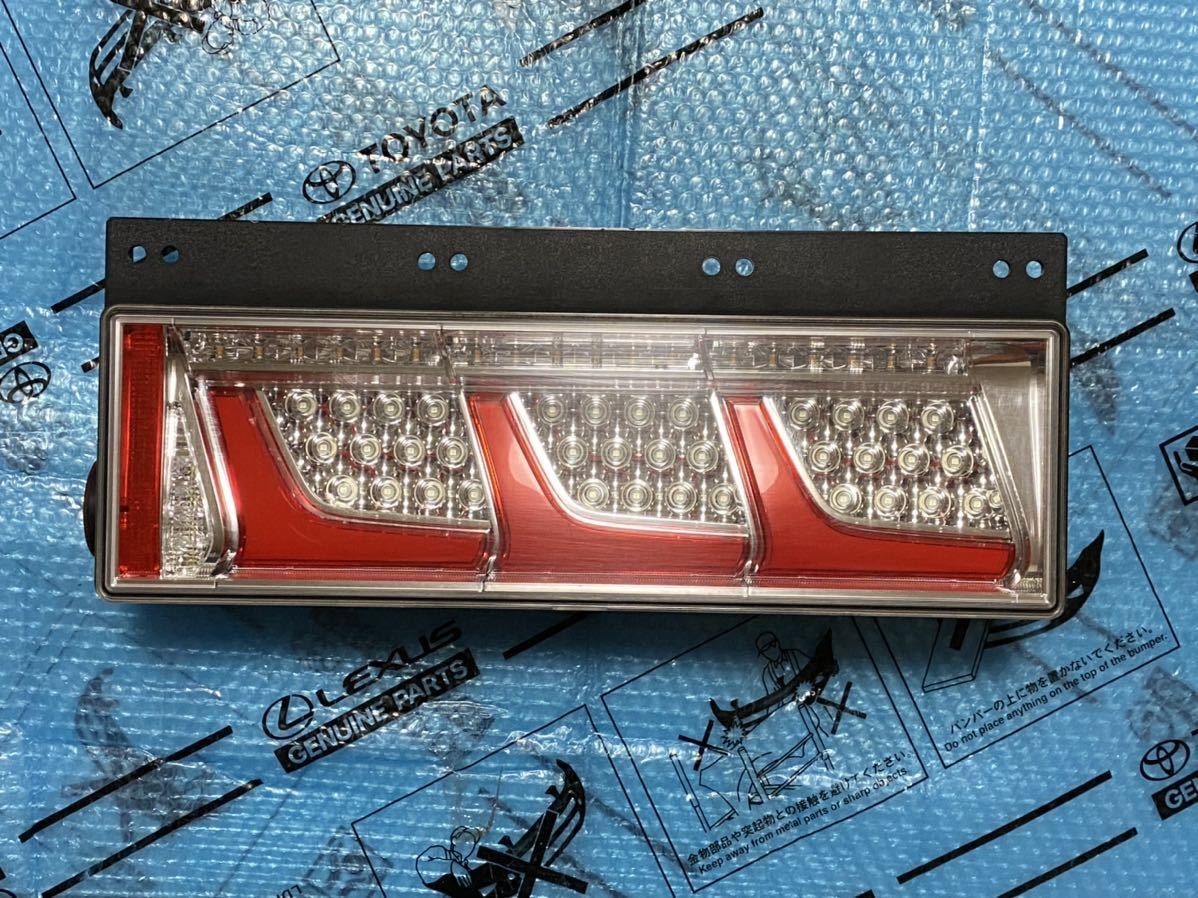 新車外し トラック LED テールライト 3連ノーマルターン 左右 新車外し トラック LED テールライト 3連ノーマルターン 左右