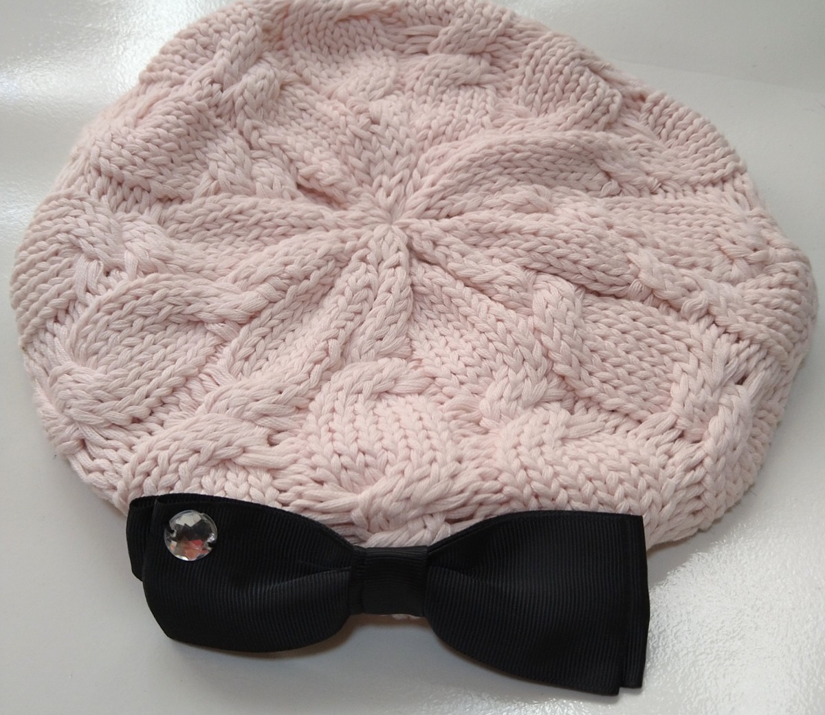 ケーブル編みニットベレー帽（リボンブローチ付） / 桃色ピンク