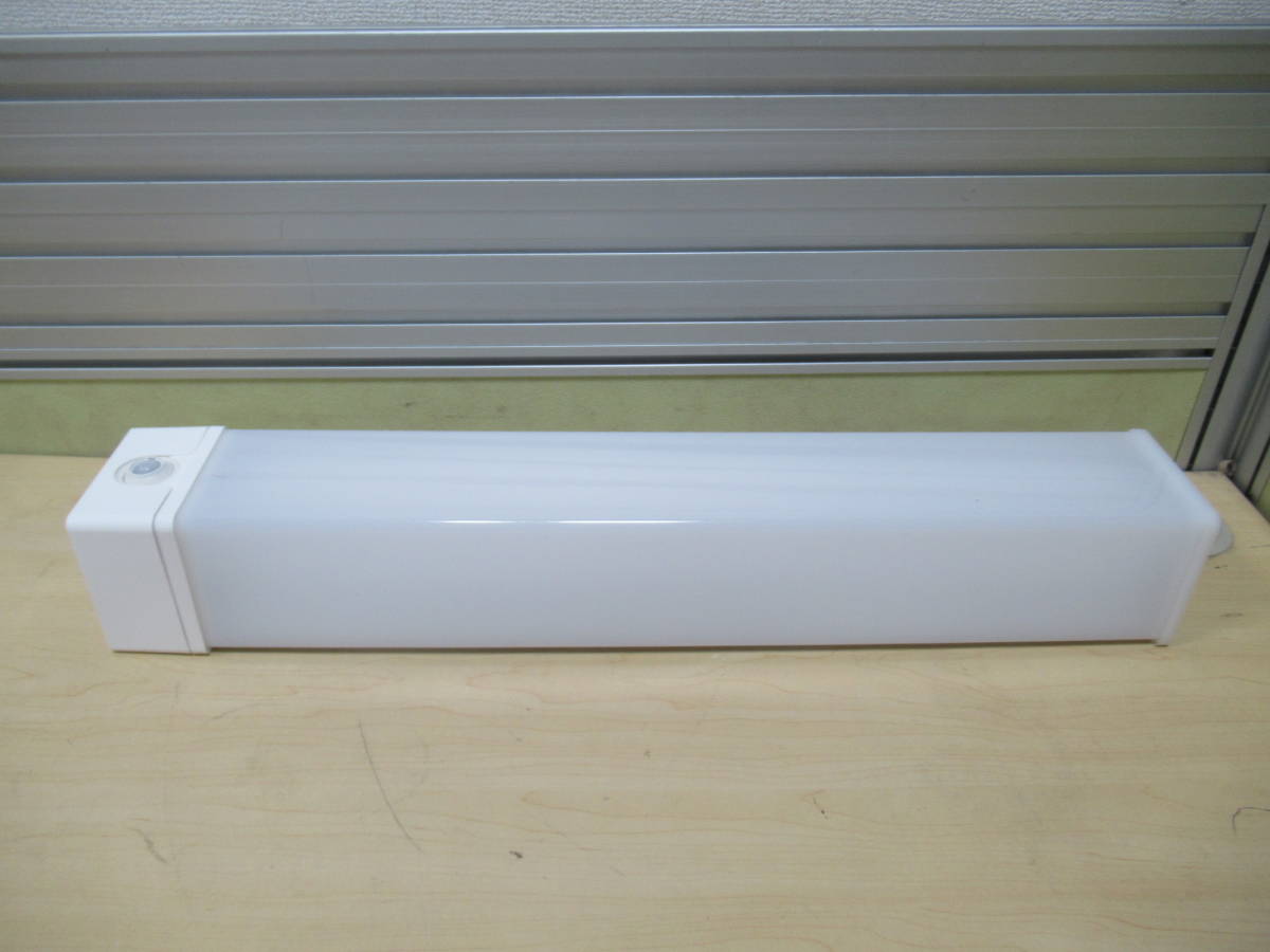2700円 【58%OFF!】 NT0825139 未使用 Panasonic 一体型LEDベースライト NNFS21810JLE9 防雨型センサ機能付ウォールライト 昼白色 5000K 点灯確認済み