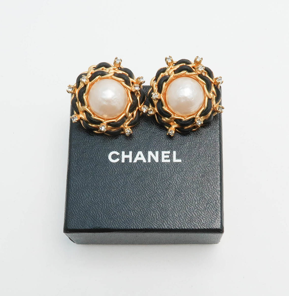 ☆最安値に挑戦 Chanel シャネル フェイクパール ラウンド 最新作売れ筋が満載 イヤリング 刻印有95A 95年製 earrings コスチューム アクセサリー