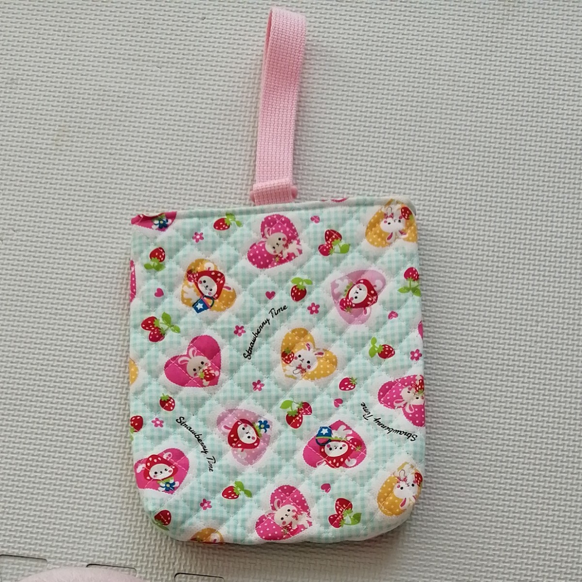 シューズバック☆ハンドメイド☆　　　　　　ウサギ☆ハート☆マチつき☆イチゴ☆ハート