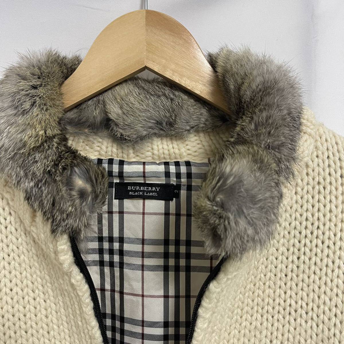 柔らかな質感の BURBERRY ベージュ バーバリーブラックレーベル 純正直営 バーバリー Burberry ブラックレーベル ニットブルゾン ラビットファー付 ニット/セーター