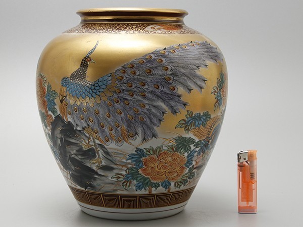 R058. 【九谷錦山】銘 金襴手 花鳥図 九谷焼 花瓶 壺 高26cm R058. 【九谷錦山】銘 金襴手 花鳥図 九谷焼 花瓶 壺 高26cm