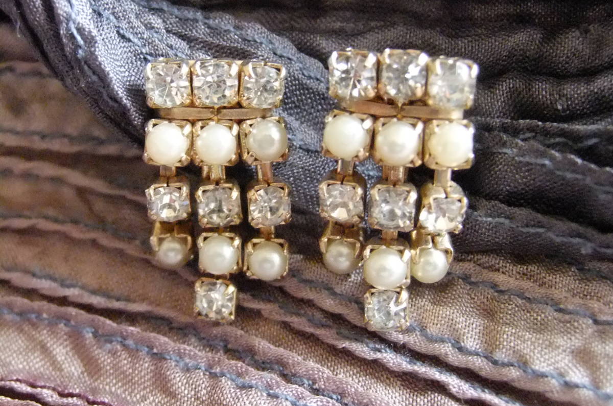  Vintage : fake pearl . clear Stone . swaying earrings 