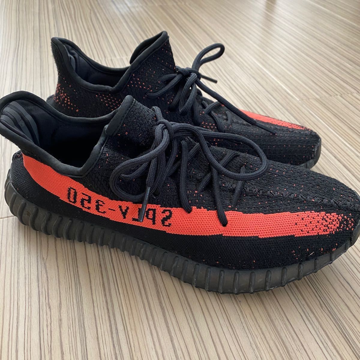 PayPayフリマ｜アディダス イージーブースト350 V2 ブラック レッド adidas yeezy boost 350 V2 28cm