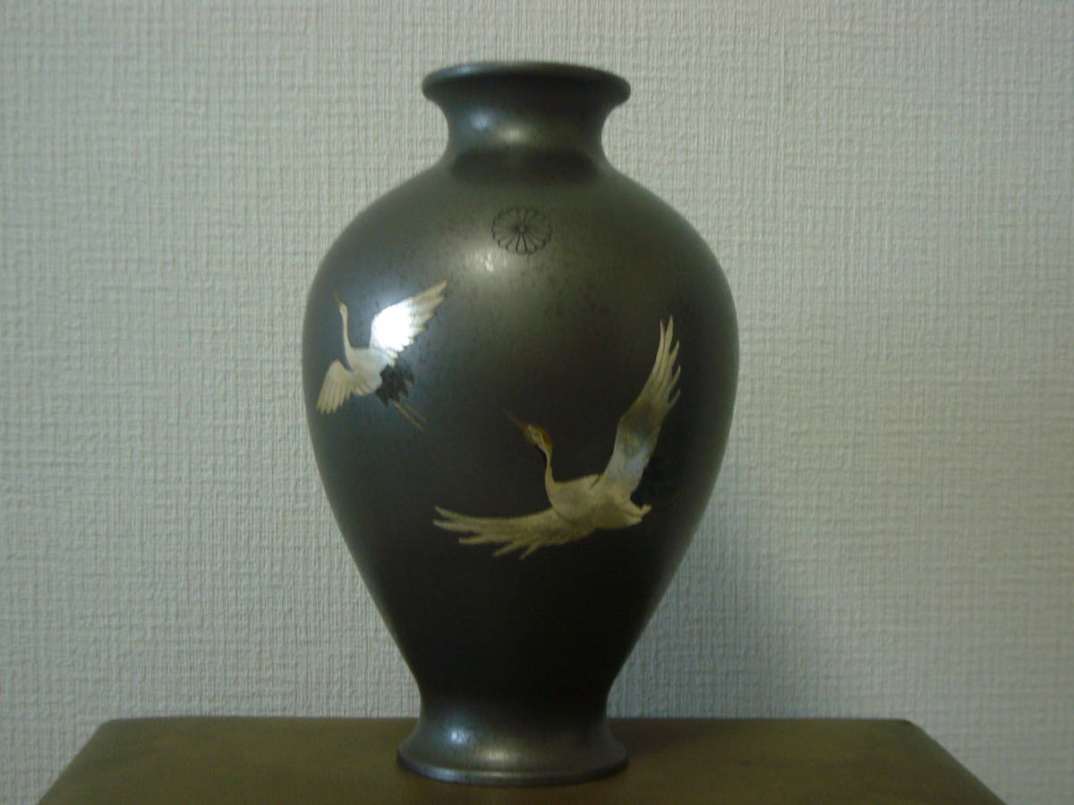 花瓶 菊紋入り ２羽の鶴