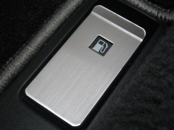 レガシ?！P5　フューエルリッドレバーカバー