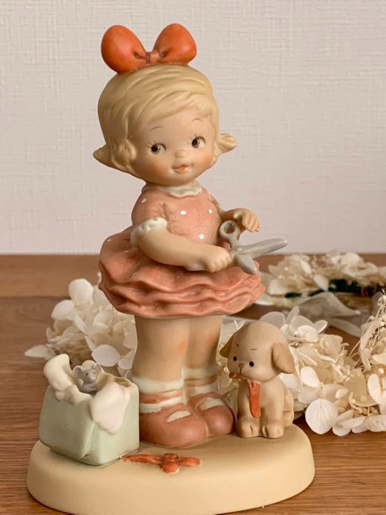 マーベルルーシーあと 陶器人形 プレゼントを開けるのって楽しい 女の子 可愛い イギリスビンテージ 置物