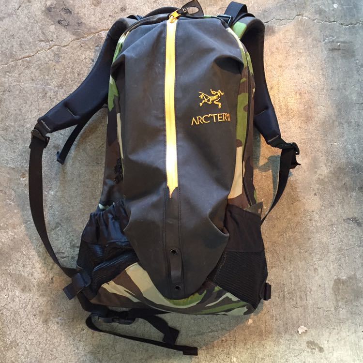 ☆BEAMS 別注☆ ARCTERYX アークテリクス アロー22 カモフラ バック