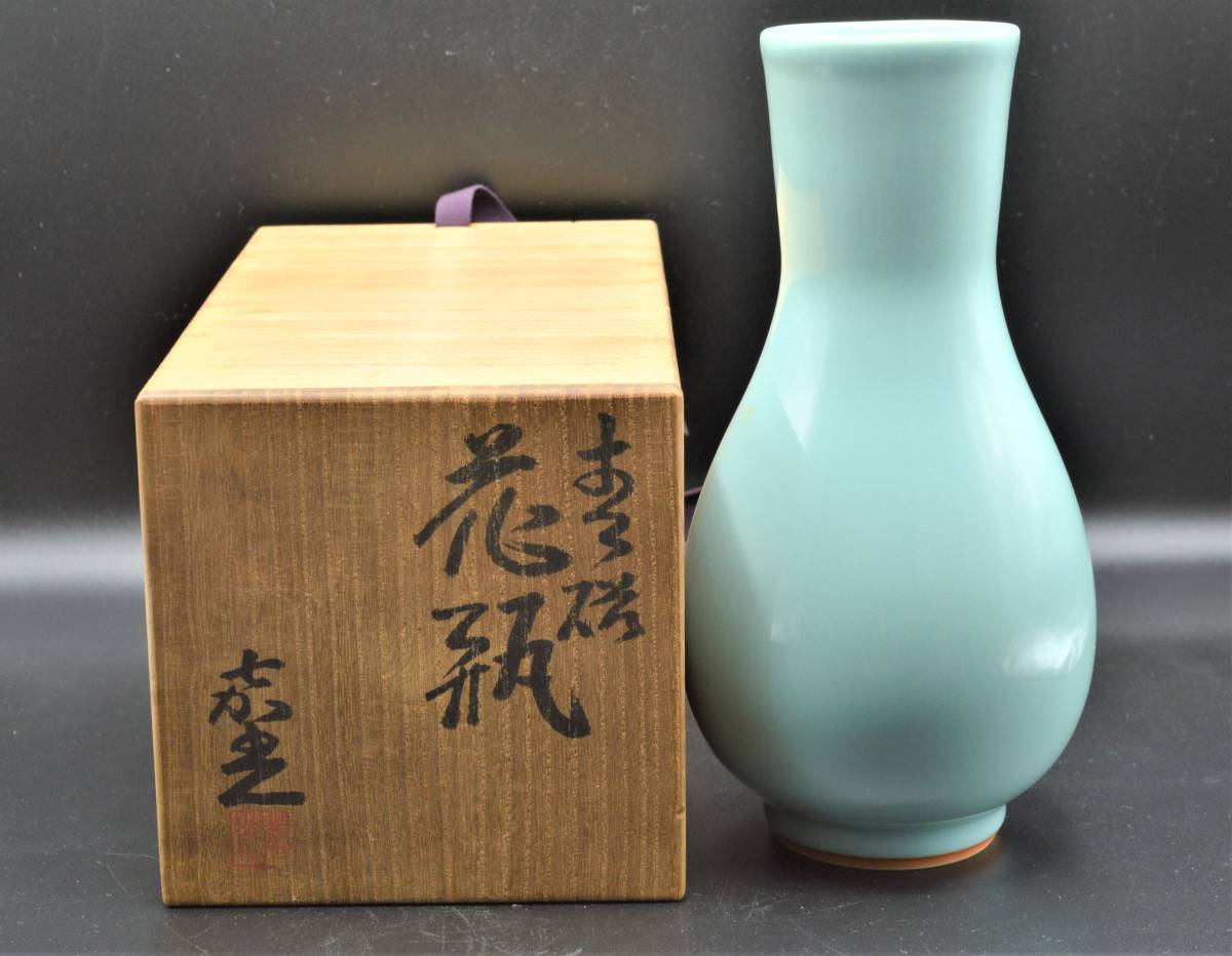  forest .. light celadon vase (TST)