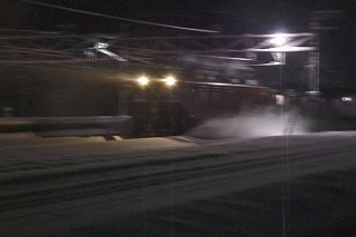 雪を蹴散らし五日町駅を通過