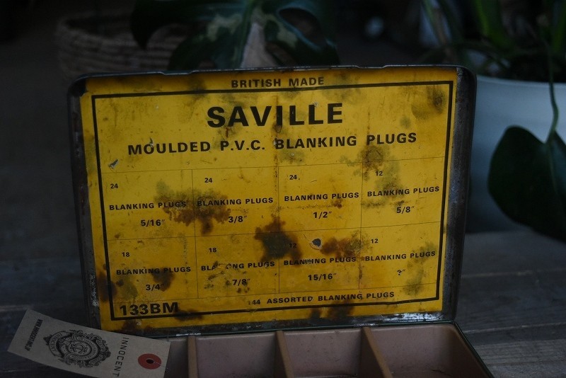 105151 ヴィンテージ　「SAVILLE」　BRITISH MADE アイアンボックス　箱　英国製 アンティーク ビンテージ 　英国　イギリス キャンプ　_画像2