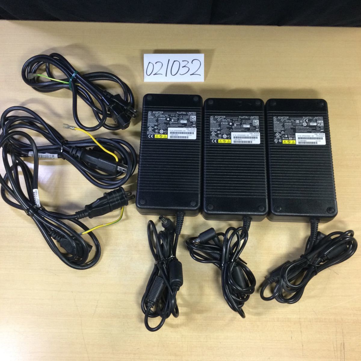 (021032) FUJITSU FMV-AC328 19V11.05A ACアダプタ 純正品 3個セット 送料無料 中古品_画像1