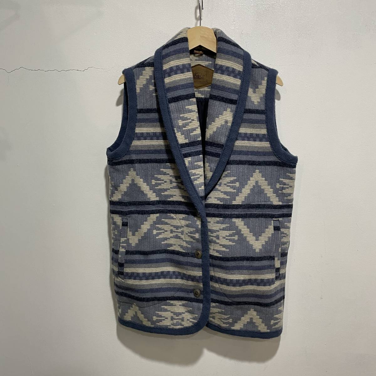 【楽ギフ_のし宛書】 送料無料☆WOOLRICH☆ウールリッチ☆ネイティブ柄ウールベスト☆USA製☆コンチョボタン☆ビンテージ☆I8c Mサイズ 【楽ギフ_のし宛書】 送料無料☆WOOLRICH☆ウールリッチ☆ネイティブ柄ウールベスト☆USA製☆コンチョボタン☆ビンテージ☆I8c Mサイズ