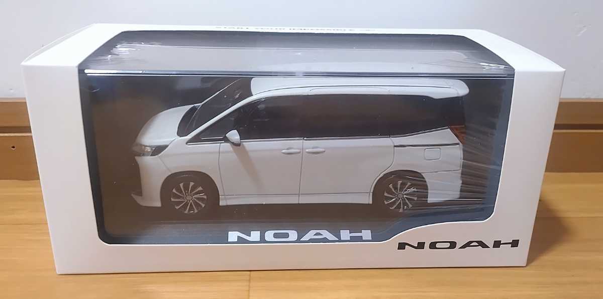 トヨタ 新型ノア NOAH 1/30 ミニカー ケース付 ホワイトパール 