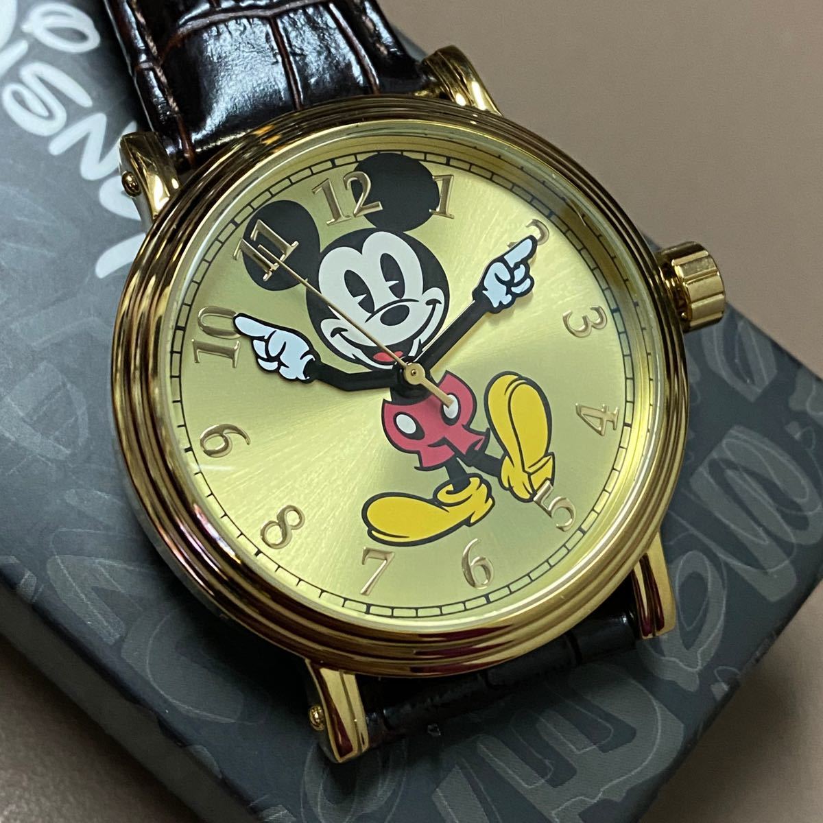 新品 43mm 日本製クオーツ ミッキーマウス Disney ゴールドxレザー　ミッキー　   W001848