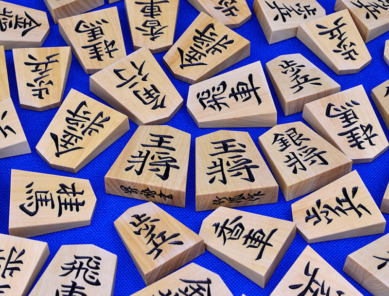 将棋駒 竹風作 御蔵島産本黄楊特上彫駒 昇龍書(榧丸形駒箱・駒袋付