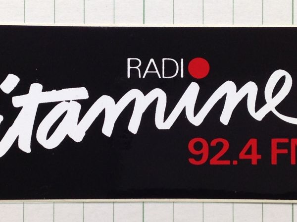 フランス 古いステッカー：RADIO 92.4FM VITAMINE 広告 ビンテージ +Sb_画像2