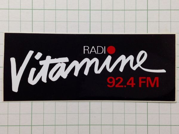 フランス 古いステッカー：RADIO 92.4FM VITAMINE 広告 ビンテージ +Sb_画像1